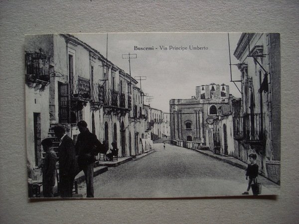 Cartolina / postcard Buscemi (Siracusa) Via Principe Umberto (passanti / …