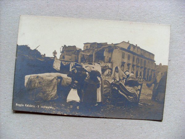 Cartolina / postcard REGGIO CALABRIA - I superstiti (Terremoto 1908) …