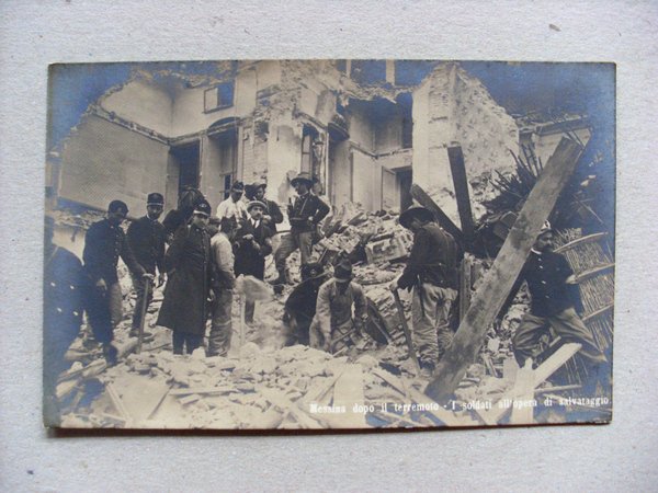 Cartolina / postcard MESSINA dopo il terremoto - I soldati …