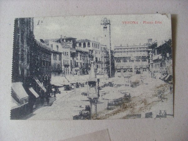 Cartolina / postcard VERONA - Piazza Erbe. Editore O. Onestinghel