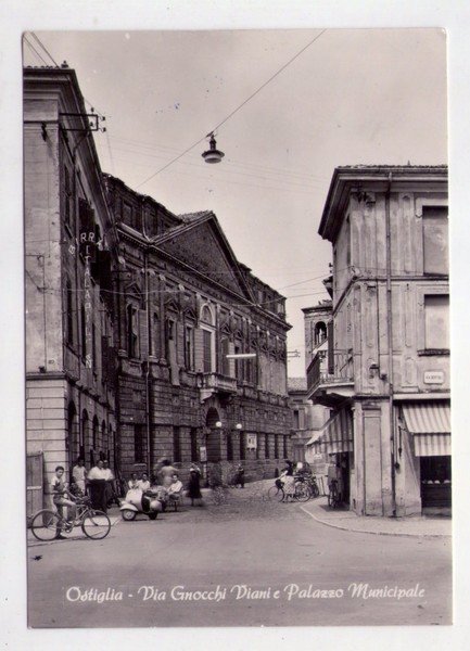 Cartolina/postcard Ostiglia (Mantova) Via Gnocchi Viani e Palazzo Municipale. 1957