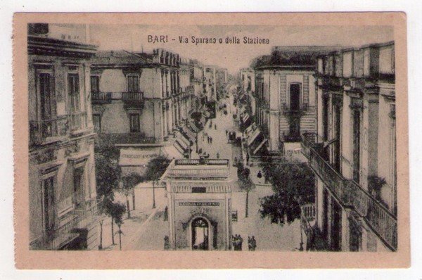 Cartolina/postcard BARI - Via Sparano o della Stazione.