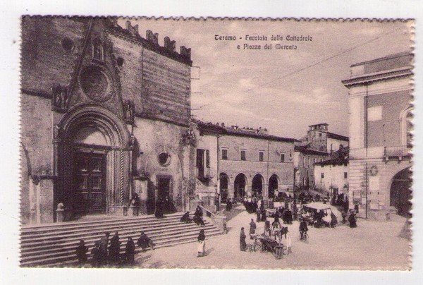 Cartolina/postcard Teramo - Facciata della Cattedrale e Piazza del Mercato.