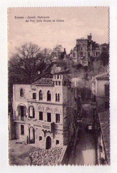 Cartolina/postcard Teramo - Castello Medioevale del Prof. Della Monica ad …