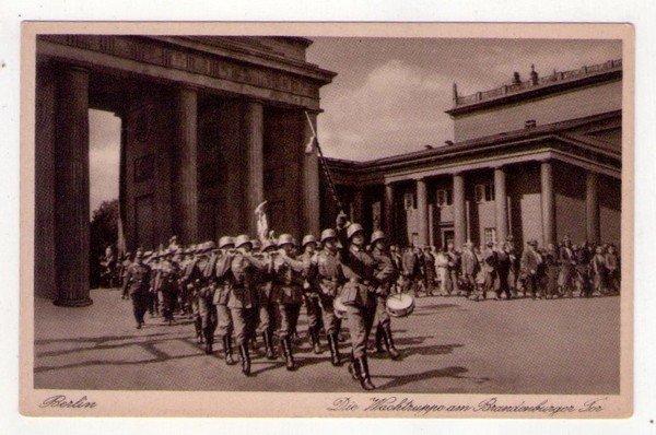 Cartolina/postcard BERLIN - Die Wachtruppe am Brandenburger Tor (banda)