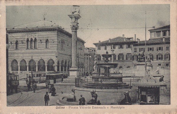 Cartolina UDINE - Piazza Vittorio Emanuele e Municipio. 1917