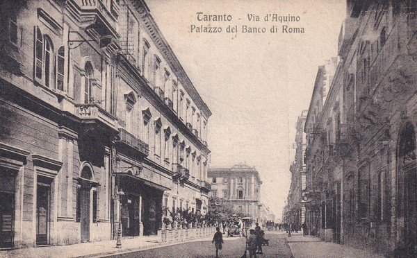 Cartolina TARANTO - Via d'Aquino, Palazzo del Banco di Roma.