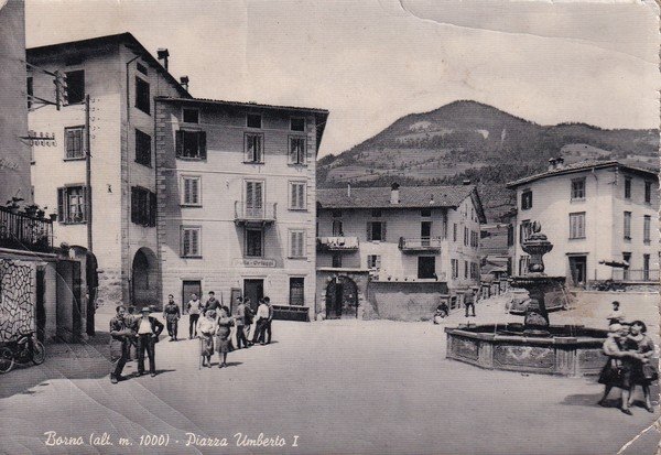 Cartolina Borno (Brescia) - Piazza Umberto I. 1954