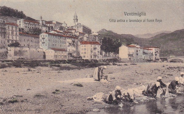 Cartolina Ventimiglia (Imperia) - Città antica e lavandaie al fiume …