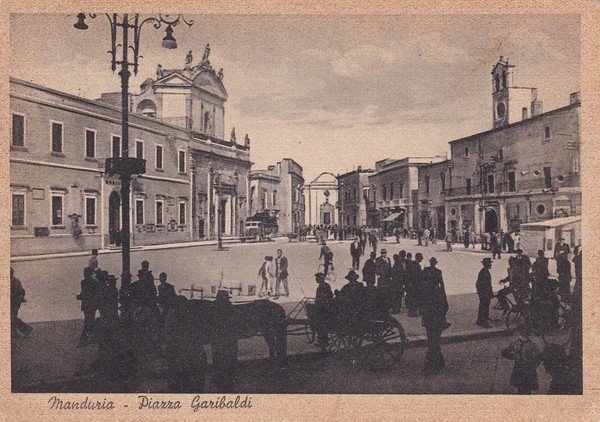 Cartolina Manduria (Taranto) - Piazza Garibaldi. 1954