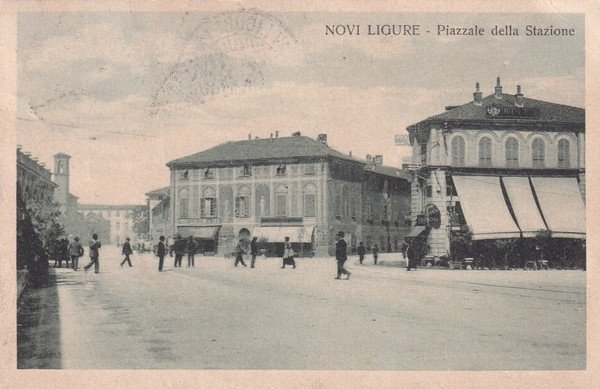 Cartolina Novi Ligure (Alessandria) - Piazzale della Stazione. 1925