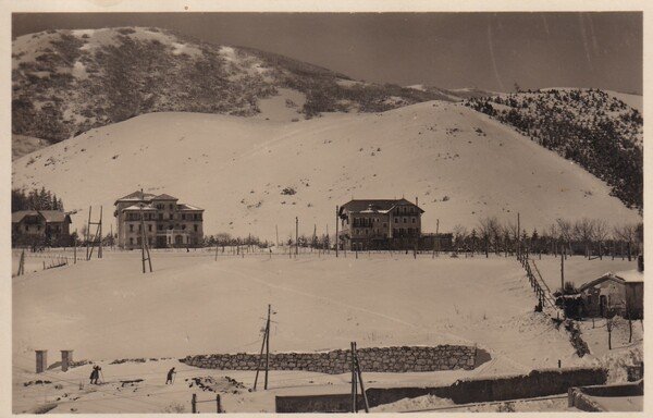 Cartolina Roccaraso (L'Aquila). Le distese di neve tra la Ferrovia …