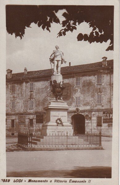 Cartolina LODI - Monumento a Vittorio Emanuele II. 1917