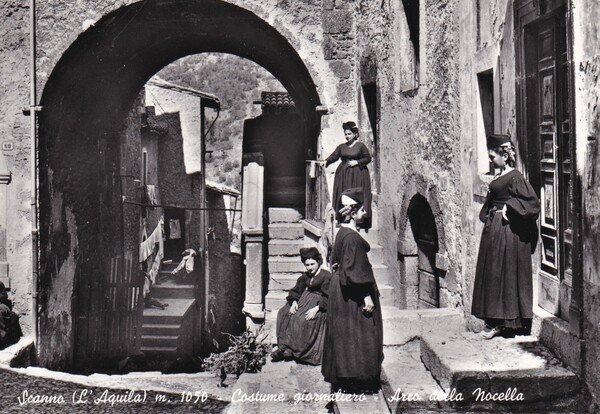 Cartolina Scanno (L'Aquila) - Costume giornaliero - Arco della Nocella …