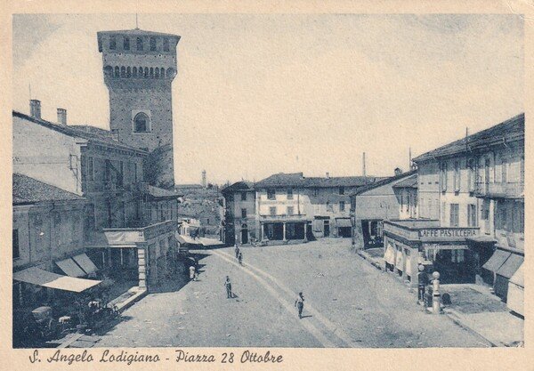 Cartolina Sant'Angelo Lodigiano (Lodi) - Piazza 28 Ottobre.