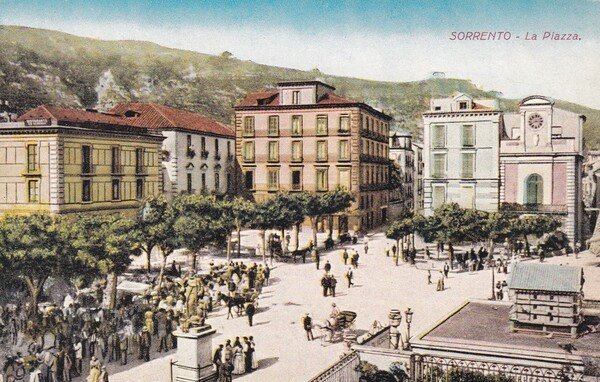 Cartolina Sorrento (Napoli) - La Piazza.