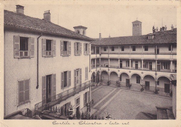 Cartolina Suore Orsoline di S. Carlo, Istituto Ghislanzoni Cortile e