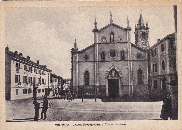Cartolina Volpiano (Torino) - Chiesa Parrocchiale e Piazza Vittorio.