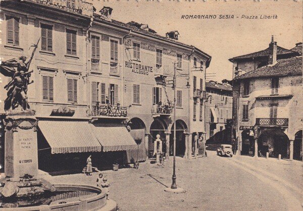 Cartolina/postcard Romagnano Sesia (Novara) - Piazza Libertà (Ristorante Alloggio)