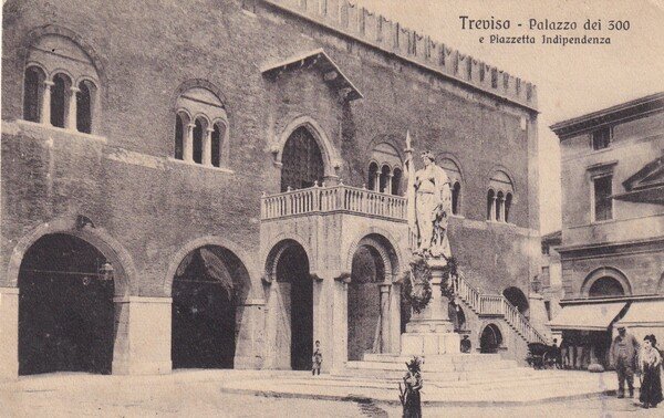 Cartolina TREVISO - Palazzo del 300 e Piazzetta Indipendenza. 1911