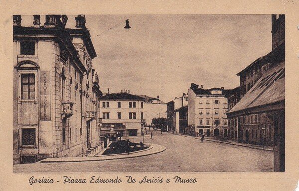 Cartolina GORIZIA - Piazza Edmondo De Amicis e Museo. 1949