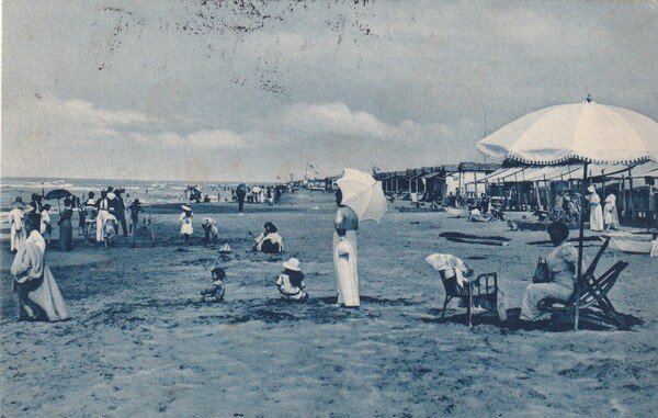 Cartolina Genova? (spiaggia, bagni). 1916
