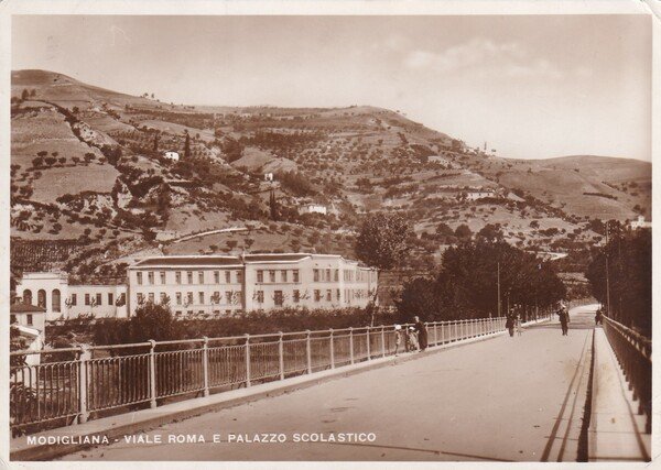 Cartolina Modigliana - Viale Roma e Palazzo scolastico. 1942