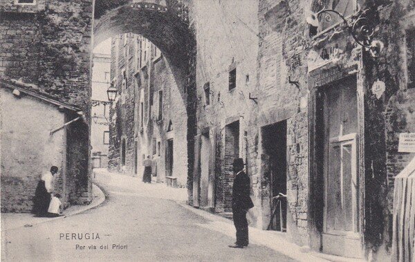 Cartolina PERUGIA - Per via dei Priori. 1911