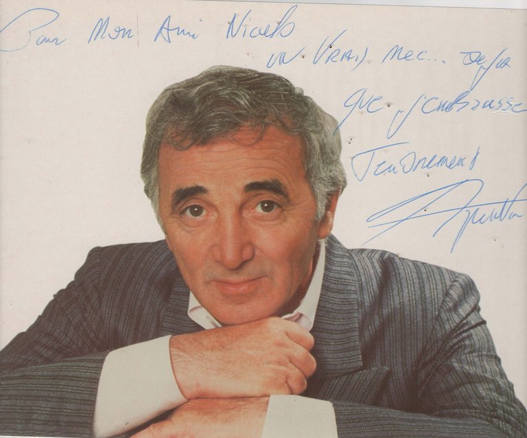 Aznavour dedica con firma dell'autore