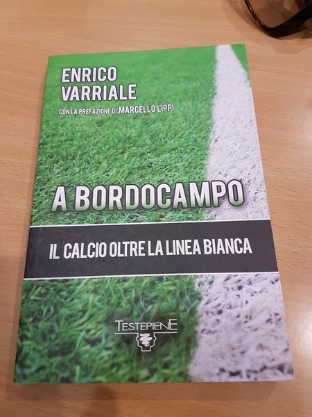 a bordocampo il calcio oltre la linea bianca