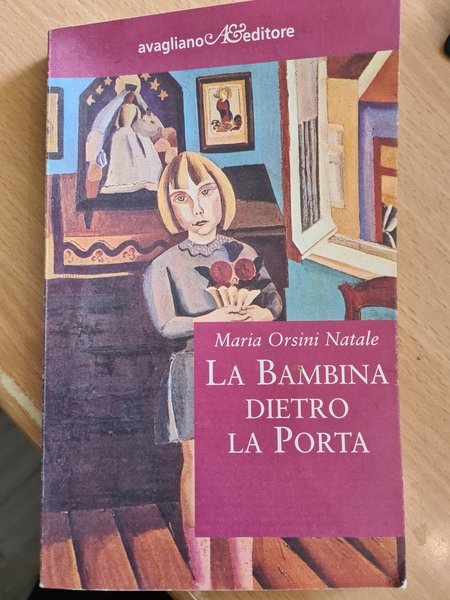 La bambina dietro la porta