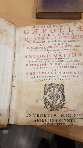 Tractatus de servitutibus tam urbanorum, quam rusticorum praediorum accedunt Martini … | Immagine Gallery 1