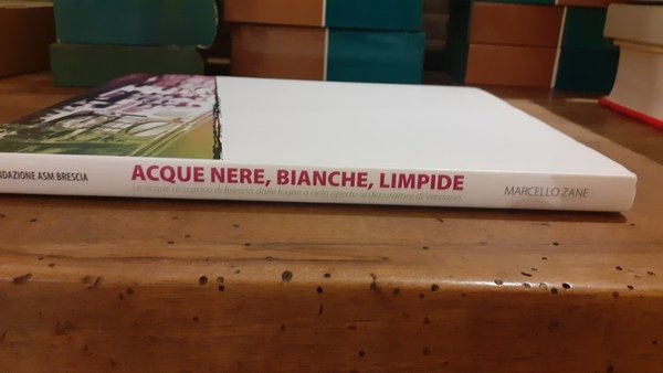 Acque nere, bianche, limpide