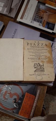 La piazza universale di tutte le professioni del mondo