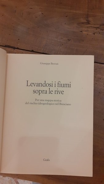 Levandosi i fiumi sopra le rivee