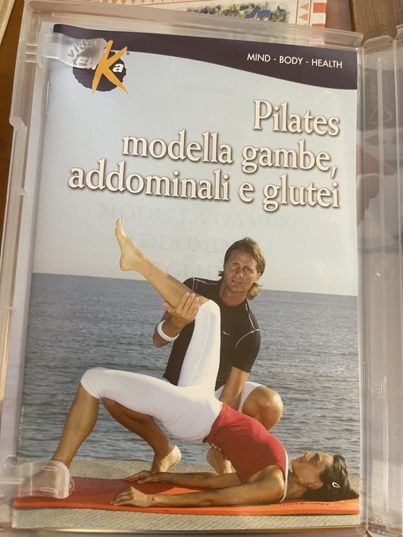 pilates modella gambe, addominali e glutei