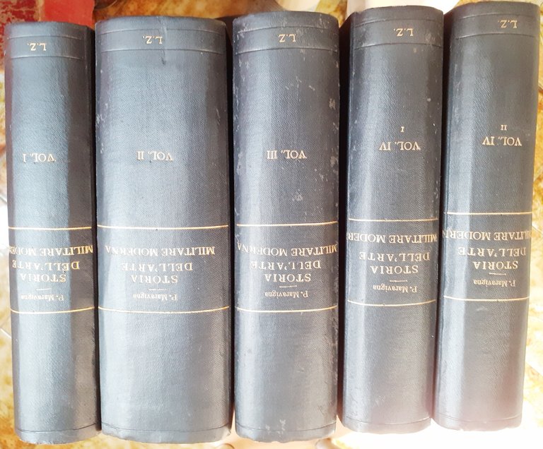 STORIA DELL'ARTE MILITARE MODERNA. Volume I: RINASCENZA-EPOCA DELLE MONARCHIE ASSOLUTE. Volume II: LA RIVOLUZIONE FRANCESE (1789-1815). Volume III: MONARCHIE COSTITUZIONALI E DEMOCRAZIE LIBERALI (SECOLO XIX)., Volume IV: parte I. LA GUERRA MONDIALE: CAMPAGNA DEL 1914. parte II. LA GERRA MONDIALE: FASE DI LOGORAMENTO (1915-1918).