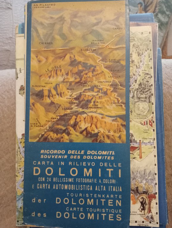 Carta in rilievo delle Dolomiti con 24 bellissime fotografie a …