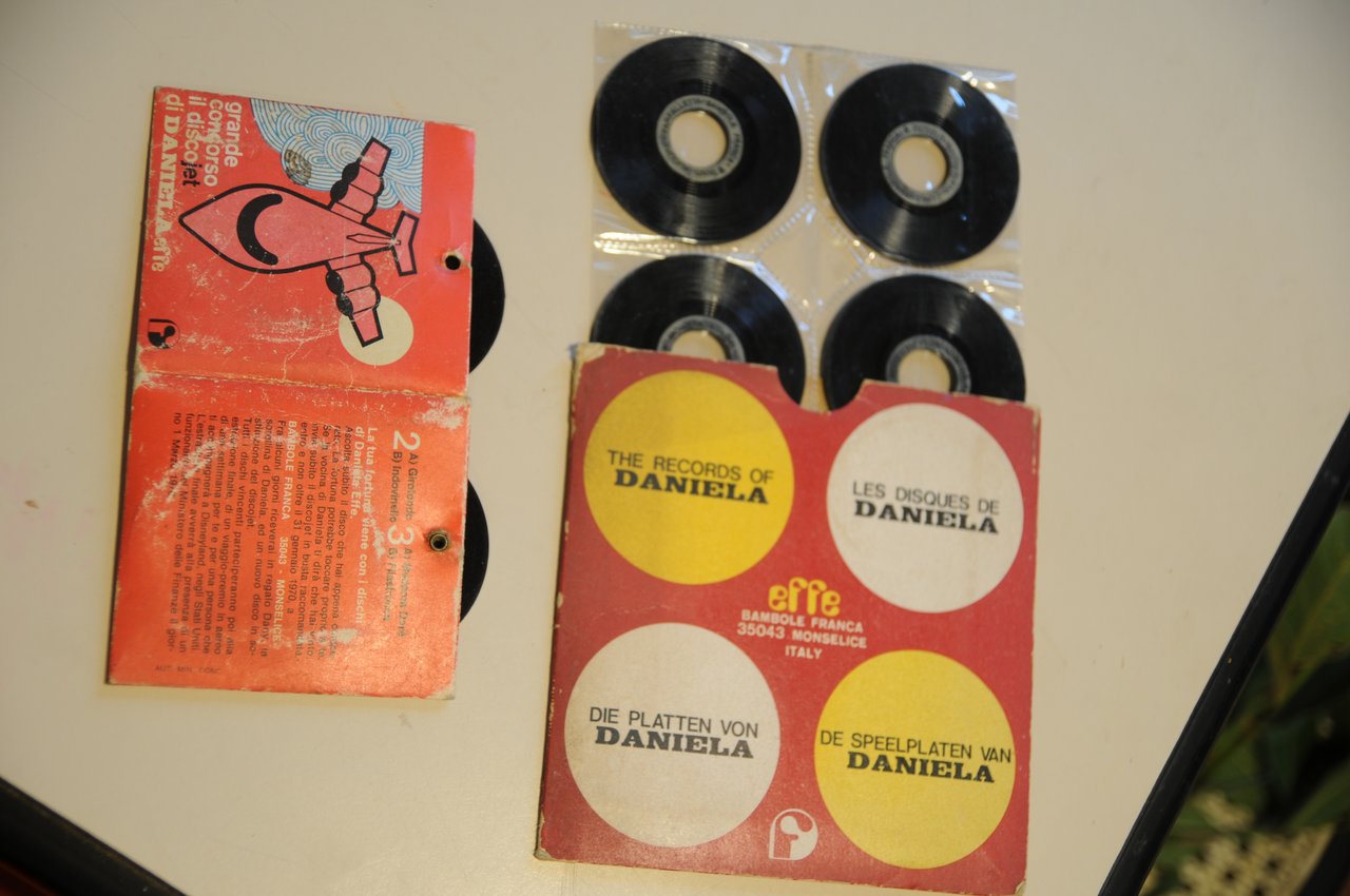 4 dischi della bambola daniela e 1 disco grande concorso …