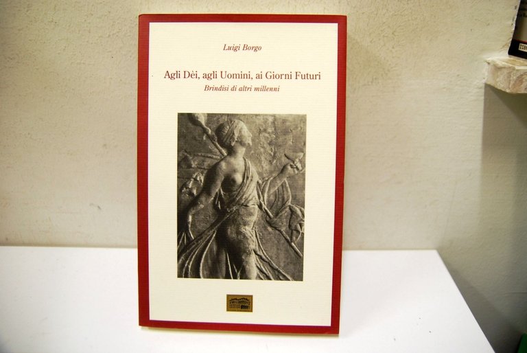 Agli dèi uomini ai giorni futuri brindisi di altri millenni
