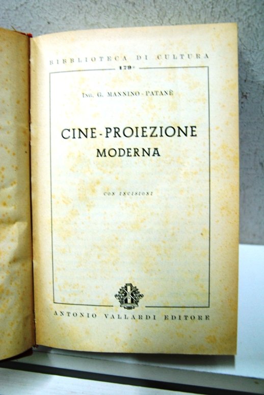 Cine proiezione moderna, con incisioni | Immagine principale