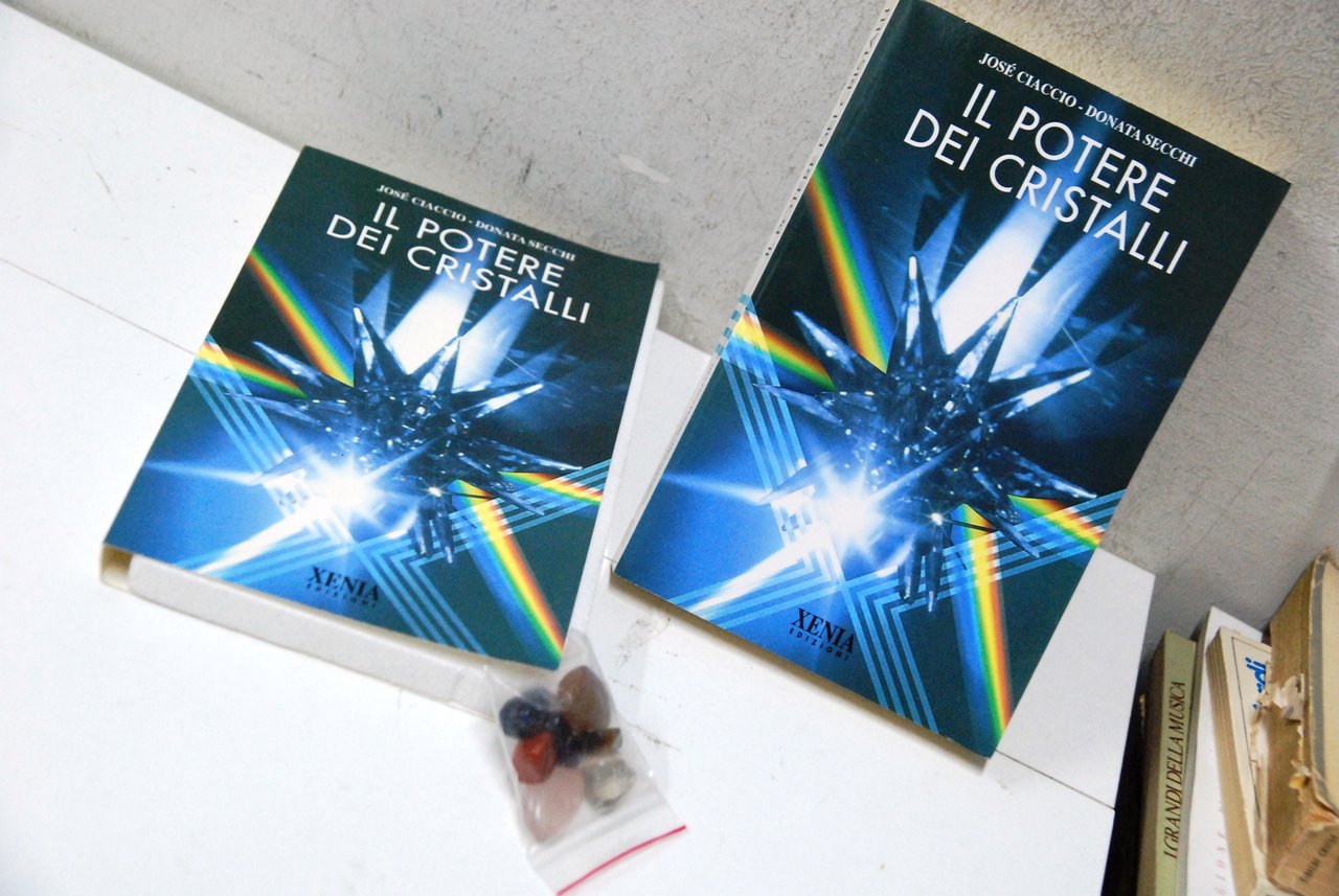 il potere dei cristalli con il volume contenente le pietre … | Immagine principale