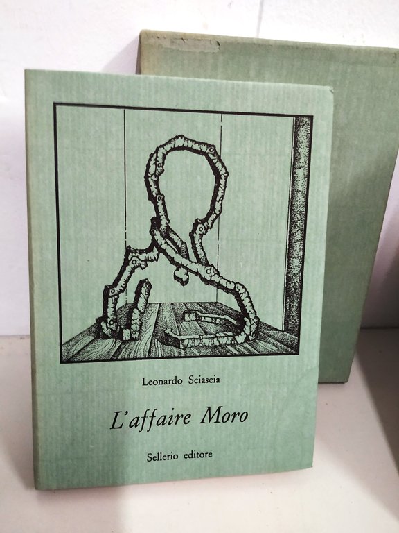 l'affaire moro (ediz. sellerio a tiratura limitata e numerata) con cofanetto NUOVO copia 14 di 100 esemplari.
con firma autografa di leonardo sciascia, con dedica. Autografato.