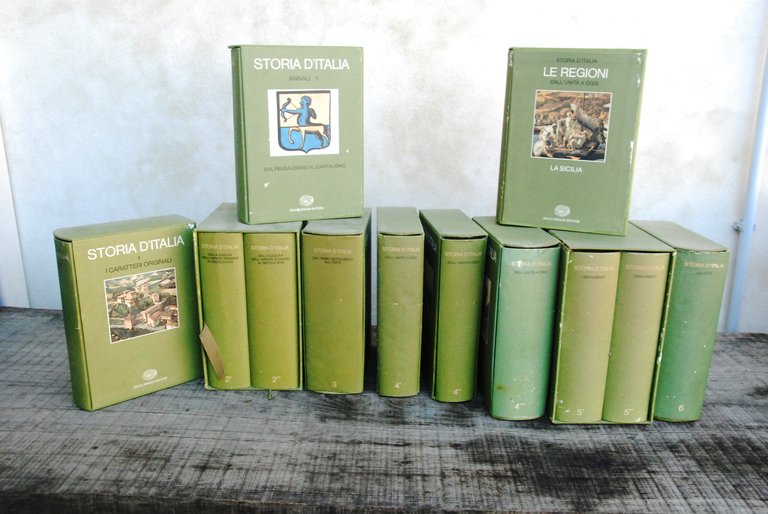 storia d'italia einaudi voll. 1,2,2,3,4,4,4,5,5,6, annali 1, le regioni la sicilia