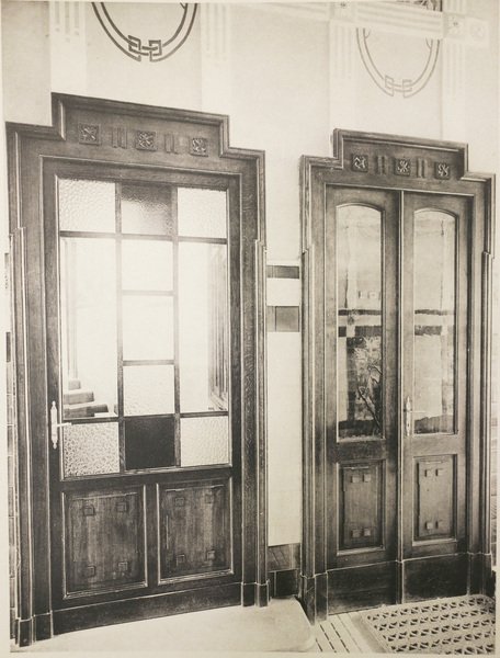 PORTE E PORTONI IN DIVERSI STILI.