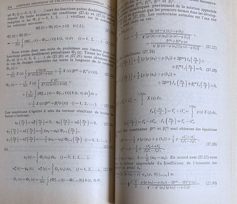 ÉQUATIONS INTÉGRALES DE LA THÉORIE DE L'ÉLASTICITÉ