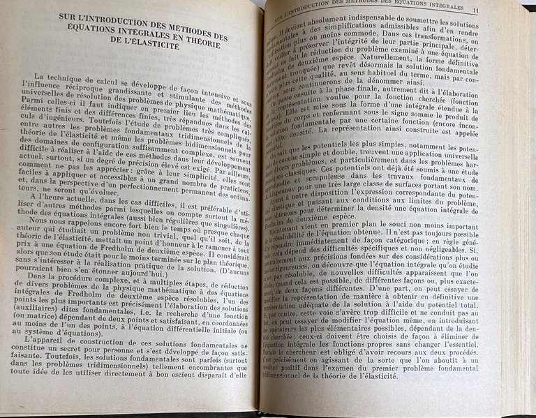 ÉQUATIONS INTÉGRALES DE LA THÉORIE DE L'ÉLASTICITÉ
