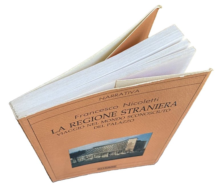 LA REGIONE STRANIERA. VIAGGIO NEL MONDO SCONOSCIUTO DEL PALAZZO