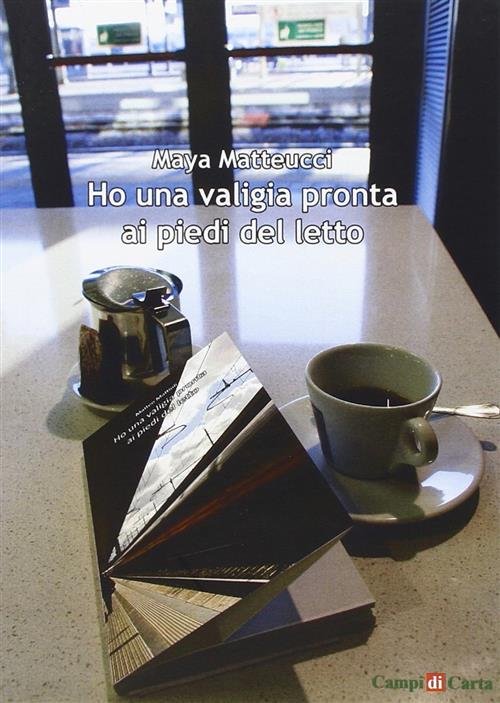 Ho Una Valigia Pronta Ai Piedi Del Letto