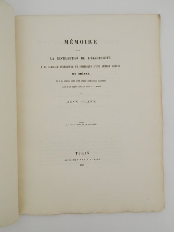 Mémoire sur la distribution de l'électricité à la surface intérieure …